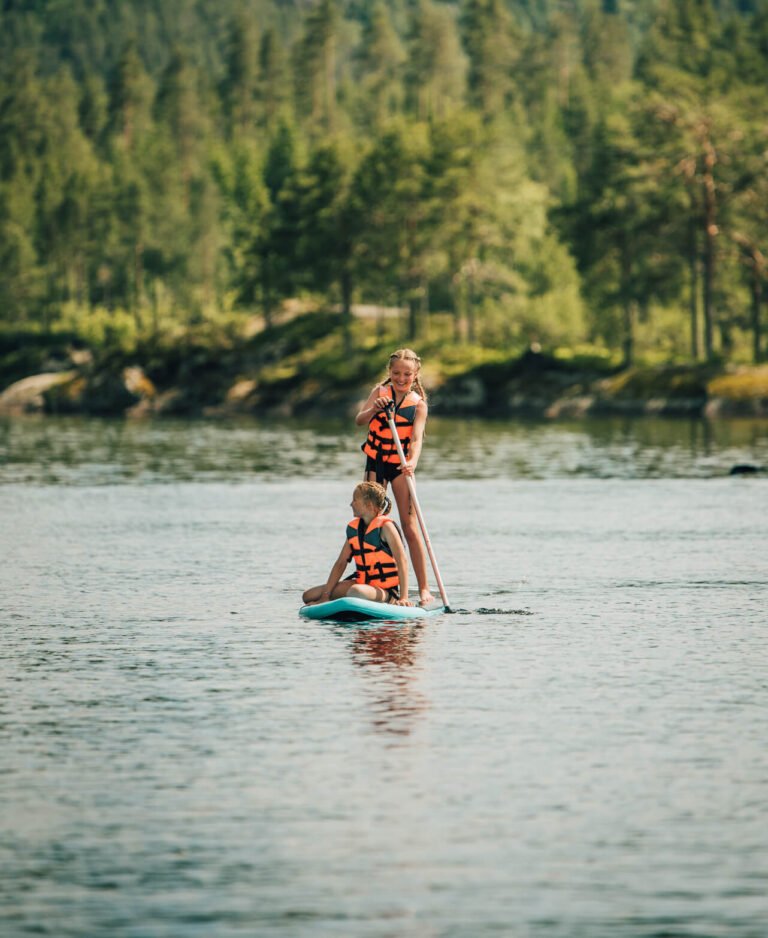 To jenter padler på SUP-brett